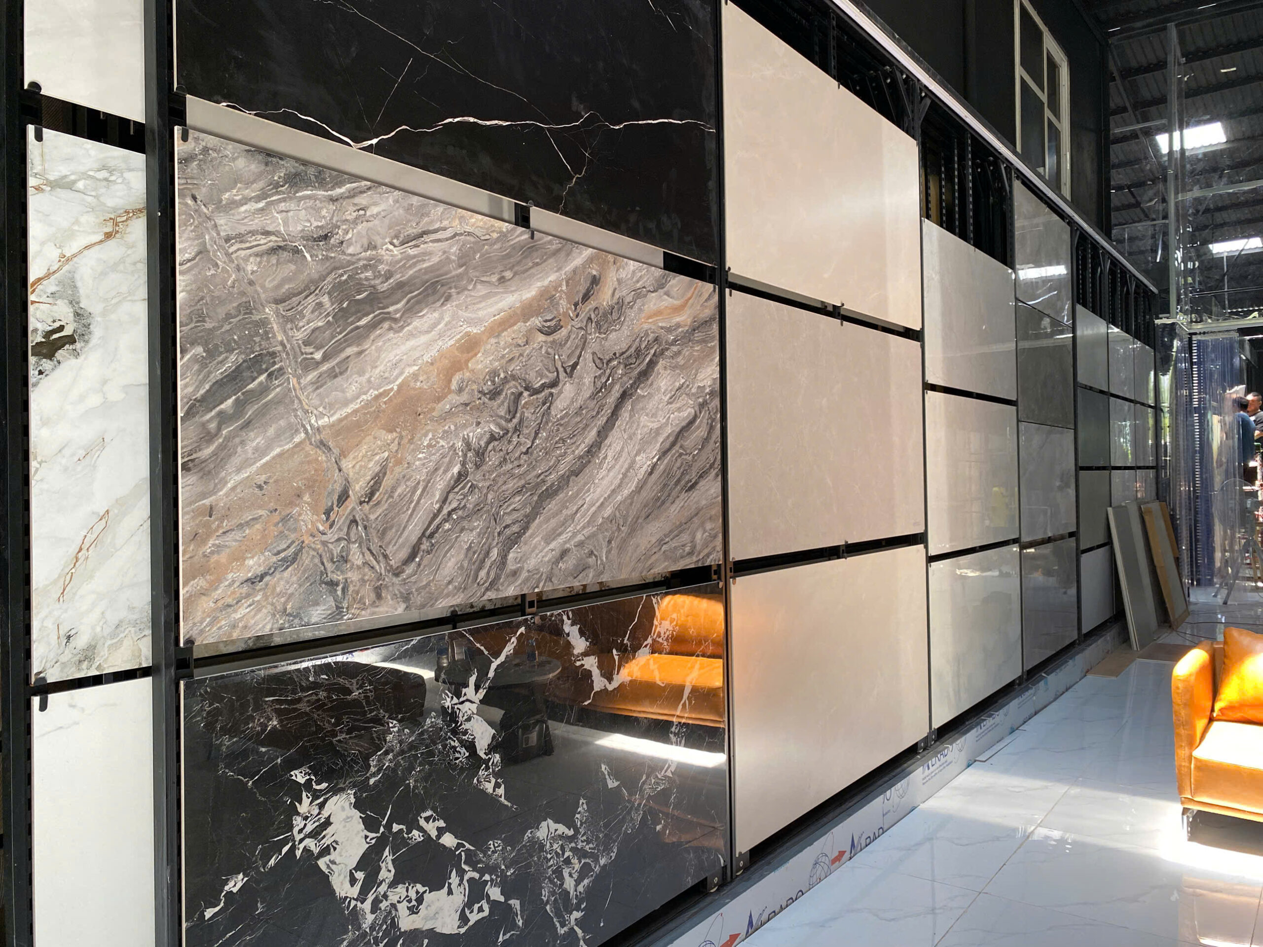 Showroom Happy House Hà Nội – nơi trưng bày hàng nghìn mẫu gạch chính hãng cho khách hàng Đan Phượng.
