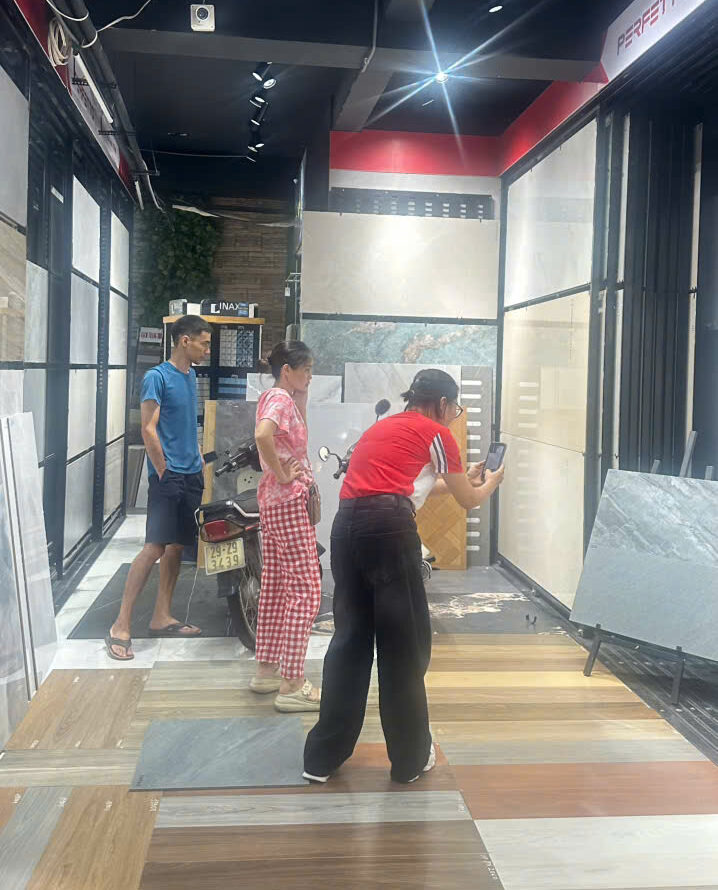 Khách hàng tham quan và lựa chọn trực tiếp các mẫu gạch ốp lát Thanh Trì Hà Nội tại showroom Happy House.