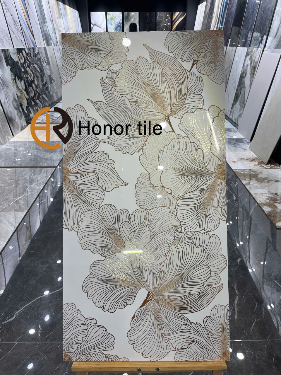 Mẫu gạch khắc kim ốp tường tại showroom HappyHouse Hà Nội.