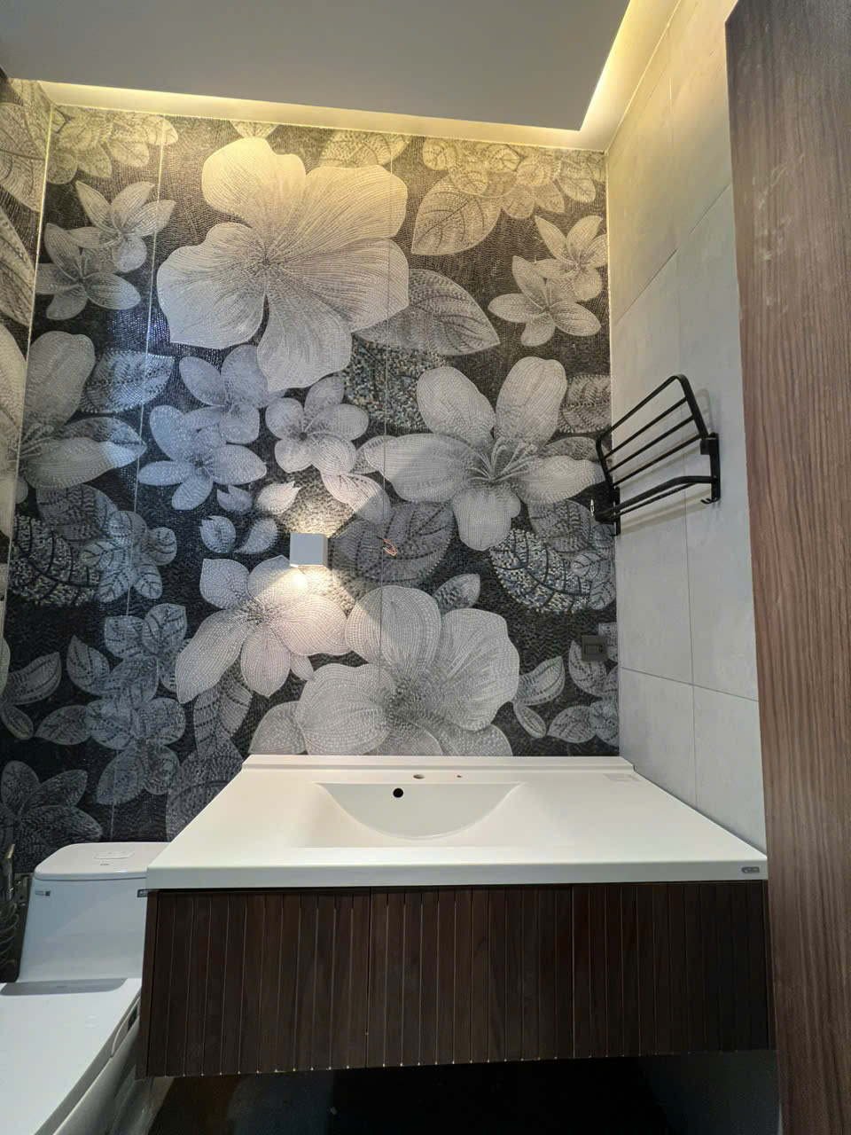Gạch ốp lát đẹp hiện đại – Xu hướng thiết kế không gian sống đẳng cấp cùng HappyHouse Việt Nam 3 Mẫu gạch khắc kim và gạch vân đá Happy House được khách hàng lựa chọn sử dụng trong không gian nhà tắm của gia đình.