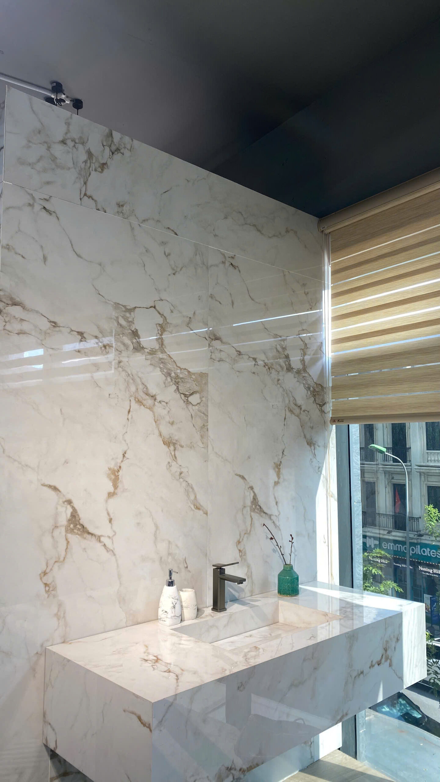 Gạch ốp lát đẹp hiện đại – Xu hướng thiết kế không gian sống đẳng cấp cùng HappyHouse Việt Nam 4 z7056726718845 1ee1f1a25bba1013302e1bea5563ae4a scaled