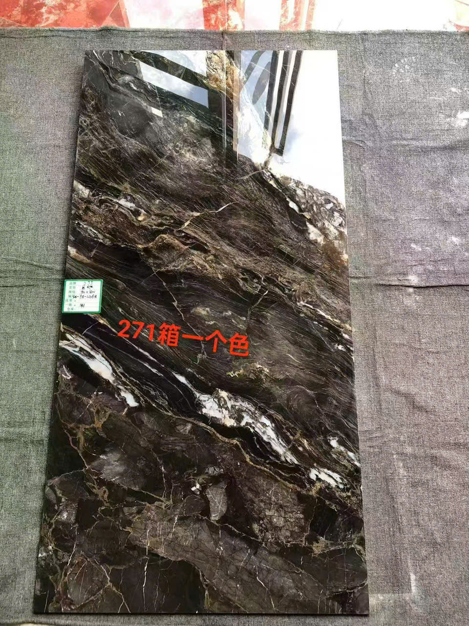 Gạch lát nền phòng khách đẹp – cao cấp – chính hãng tại showroom HappyHouse Hà Nộ 3 Gạch marble khổ lớn giúp phòng khách rộng rãi, sáng sủa và sang trọng.